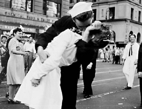 70 couple reenact Victory Kiss to celebrate Japanese defeat in WWII